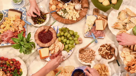 From Power Lunch to Candlelit Dinner: Versatility in Restaurant Service